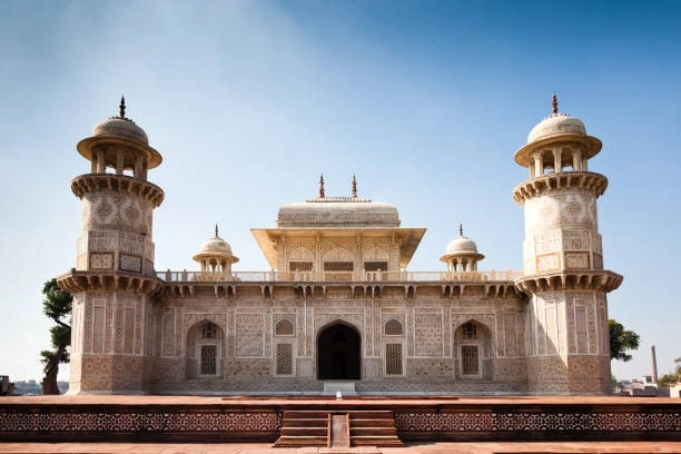 Taj Mahal Tour by Gatimaan Express