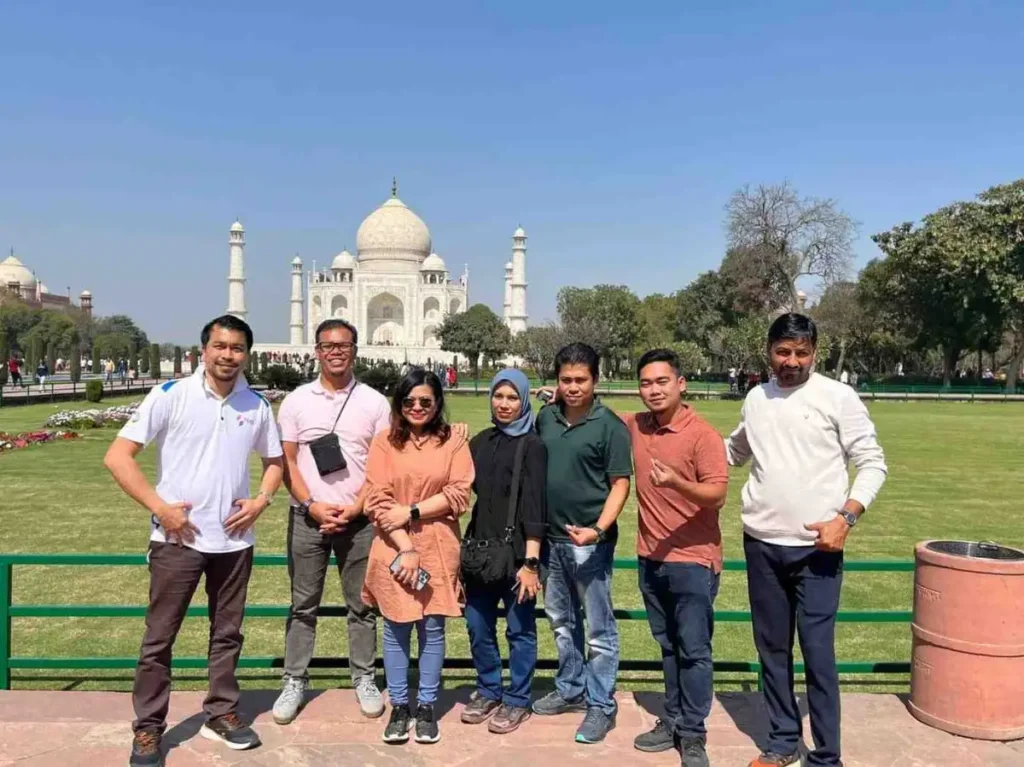 Tour Guide for your Taj Mahal Trip: How to Choose the Best Guide?